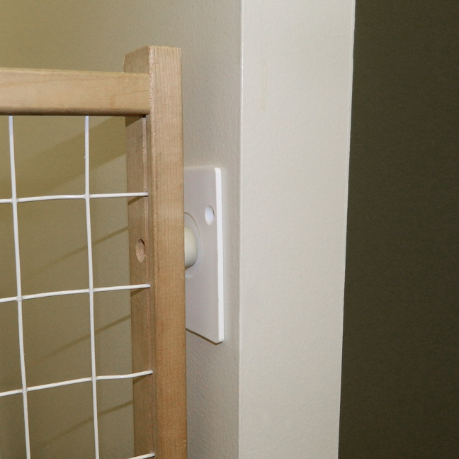 baby gate that attaches to wall